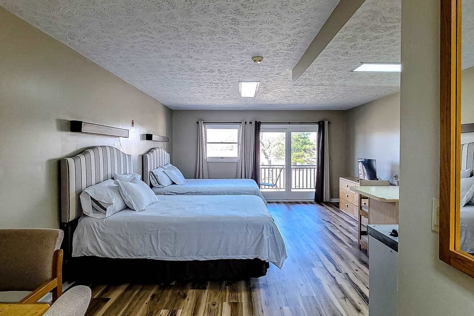 Spacious studio with 2 comfy queen beds, smart TV, mini-fridge & balcony. Family-friendly for groups, long stays, weekend getaway, close to attractions, clean & bright.