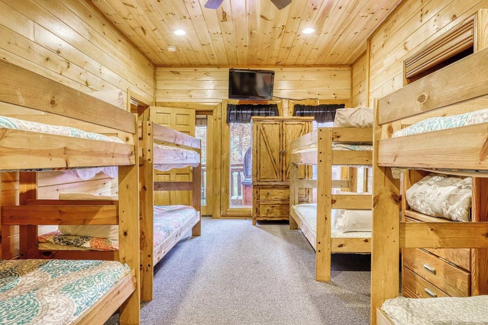 Fun bunk beds for the whole crew, with rustic charm and nature views! Enjoy your getaway!
