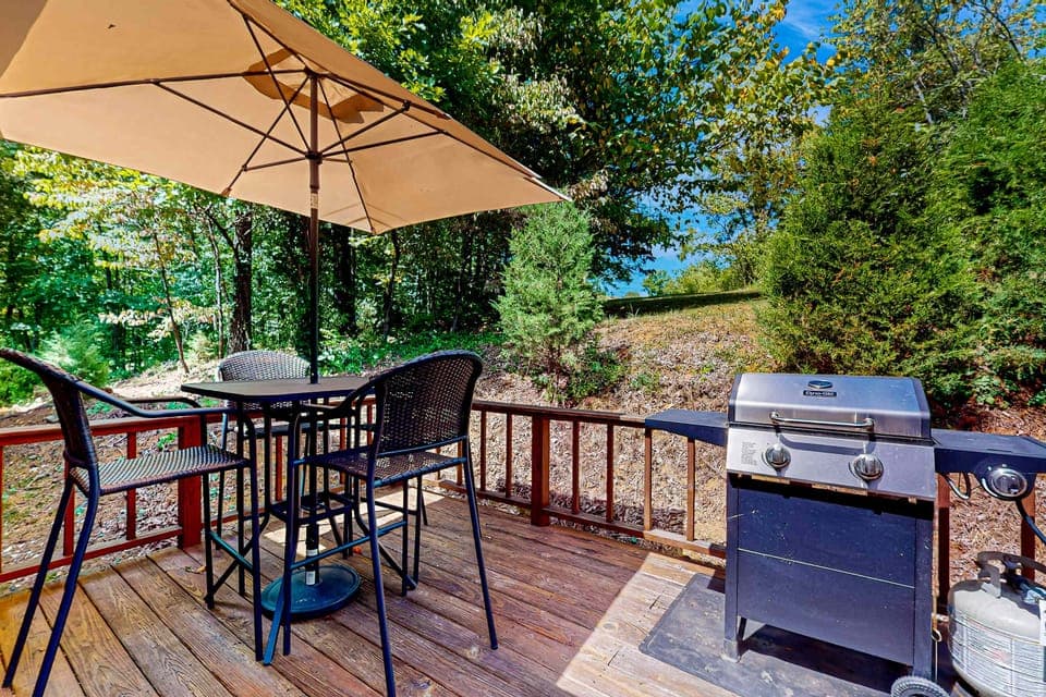 Enjoy al fresco dining with a grill and shaded seating amidst nature's beauty!