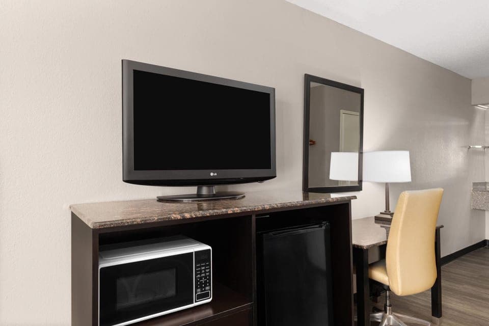Room, 1 King Bed, Accessible, Non Smoking (Walk-In Shower) | Free WiFi, bed sheets