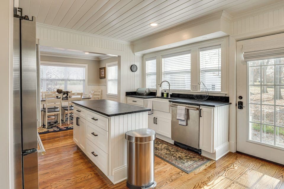 Kitchen | Stove/Oven | Microwave | 1st Floor