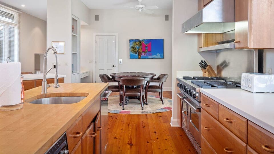 Gourmet Kitchen with Viking Range & Ocean Horizons