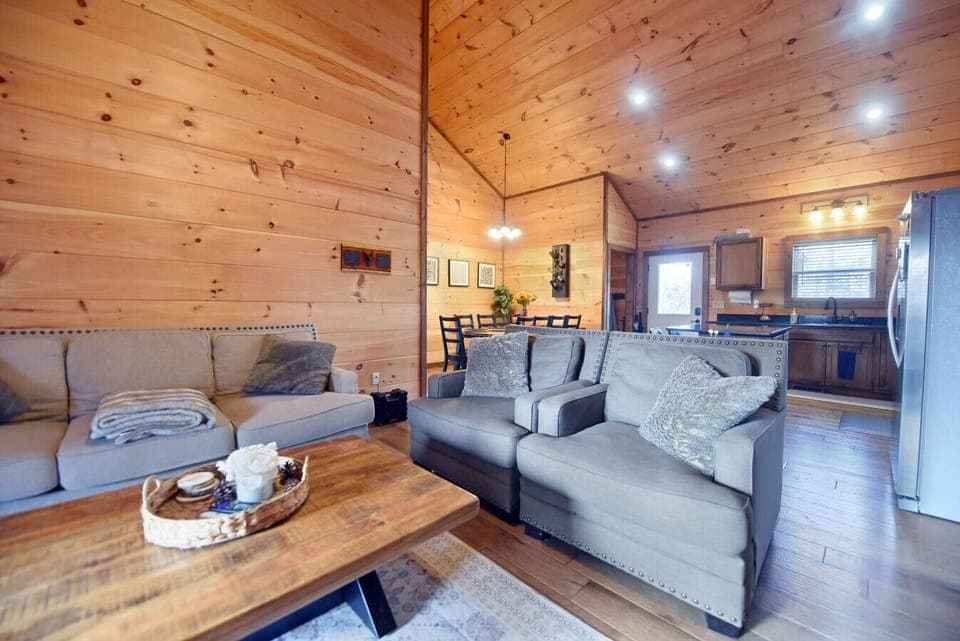 Rustic Moose- 4br/3ba, Hot Tub, Pool Table, Wifi, Views, Convenient to Ocoee river whitewater rafting