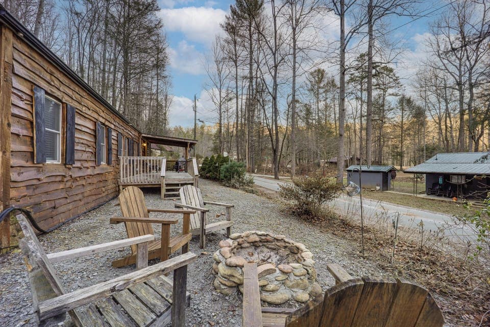 Collettsville Vacation Rental | 2BR | 1BA | 1,300 Sq Ft | 4 Steps to Enter