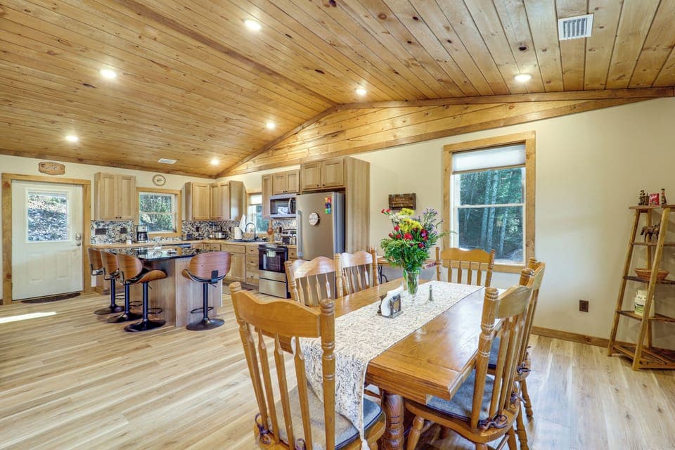 Kitchen & Dining Area