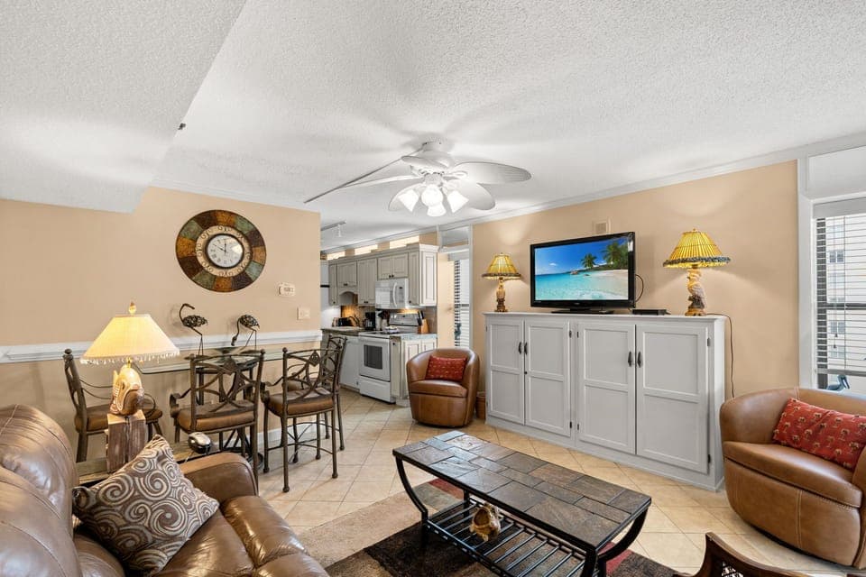 Living Room/Dining Area