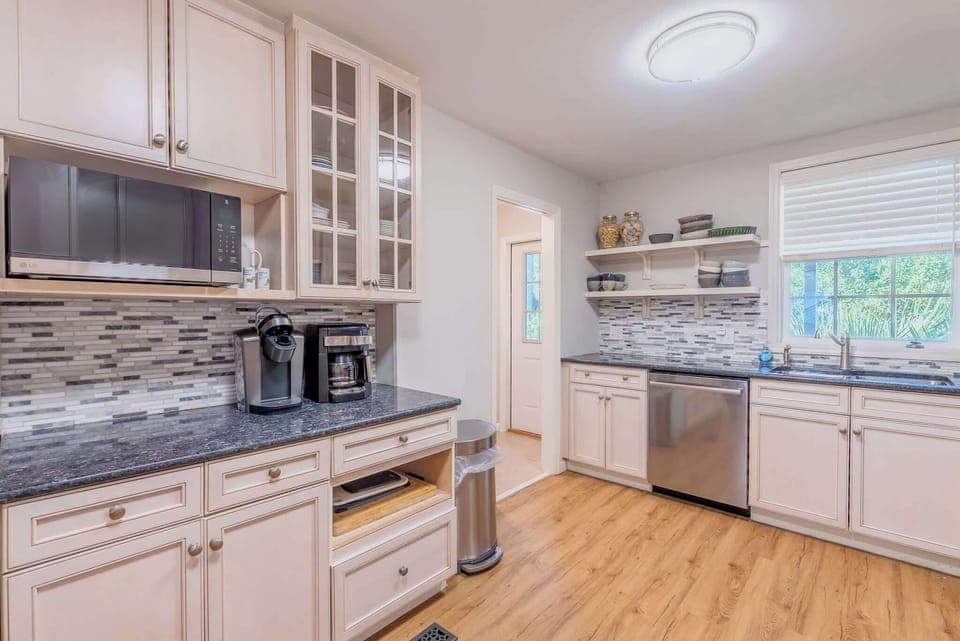 Kitchen with new appliances and plenty of counter space. Ideal for preparing everything from snacks to full dinners.