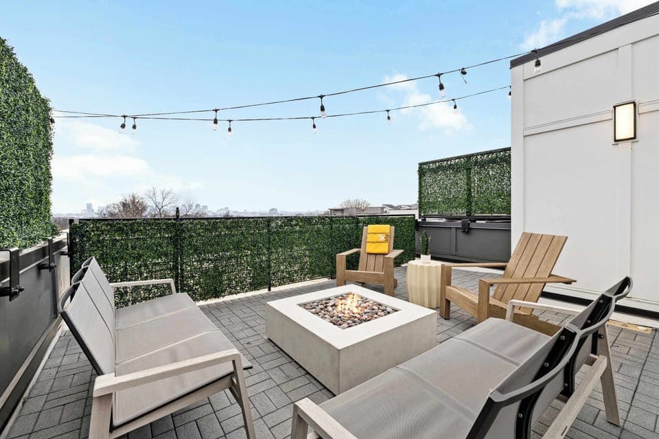 Unit 2: Rooftop Fire Pit, Gas Grill, Seating and Views!
