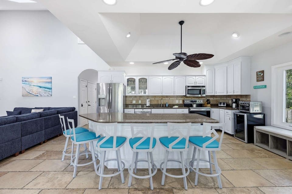 With an open floor plan, there’s plenty of room to cook, dine, lounge, and laugh—all without bumping into anyone. Perfect for group fun or solo relaxation! 