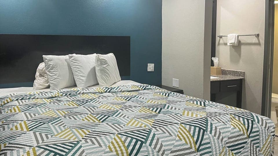 Individually furnished, desk, iron/ironing board, free WiFi