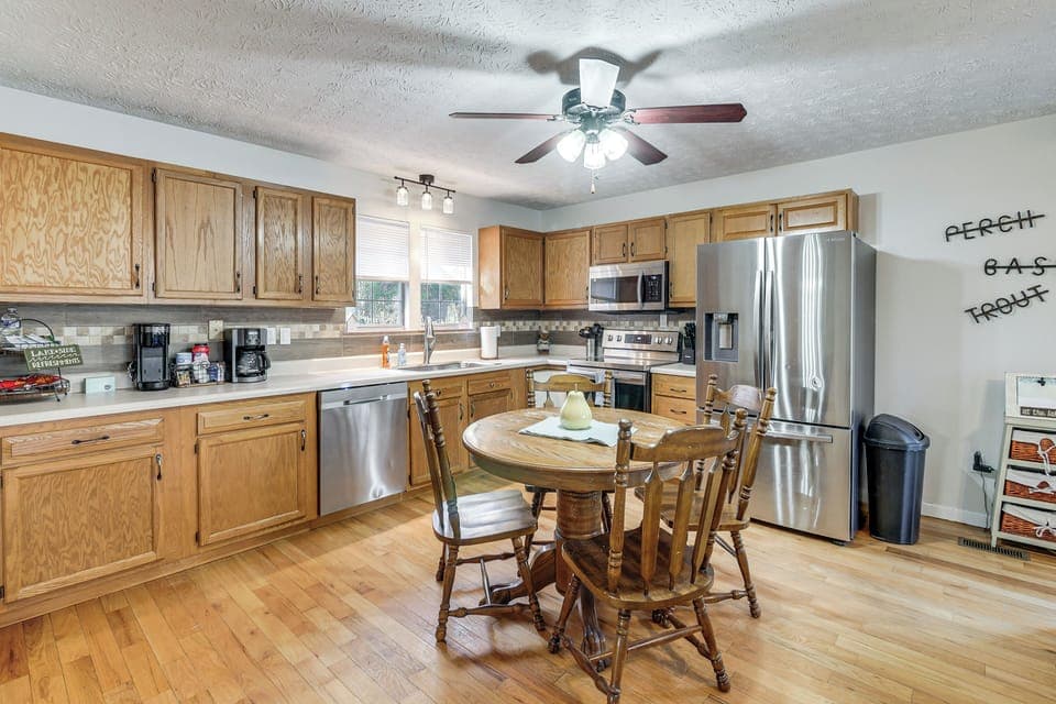 Kitchen | Extendable Dining Table | 1st Floor