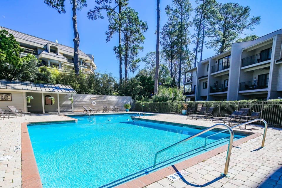 Guests of Harbour Town Haven may access the Harbour South Club community pool.