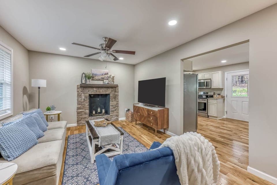 🎥 Step inside before you book! Experience Bear Oaks Retreat with our full virtual tourhttps://unbranded.visithome.ai/65yDC9d2HCv5LVAwTXmaUe?mu=ft: See the layout, luxury details, and views so you can book with total confidence.