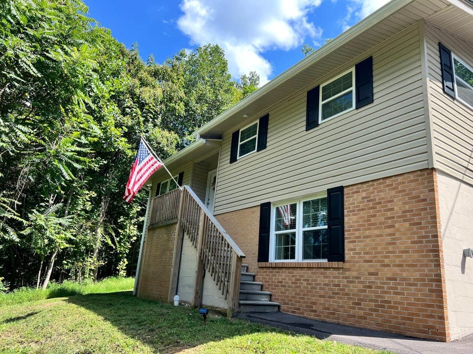 A spacious, cozy mountain getaway just outside Johnson City, Tennessee — perfect for families, friends, and relaxing weekends in the woods.