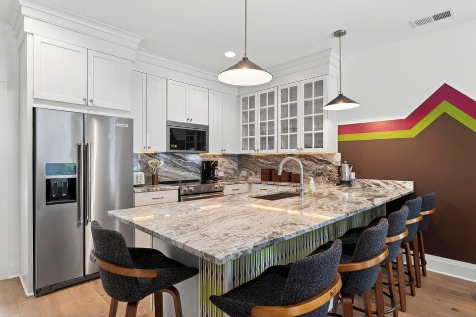 Modern kitchen with a large island, bar seating, and plenty of space for meals and conversation. (That ’70s Show)