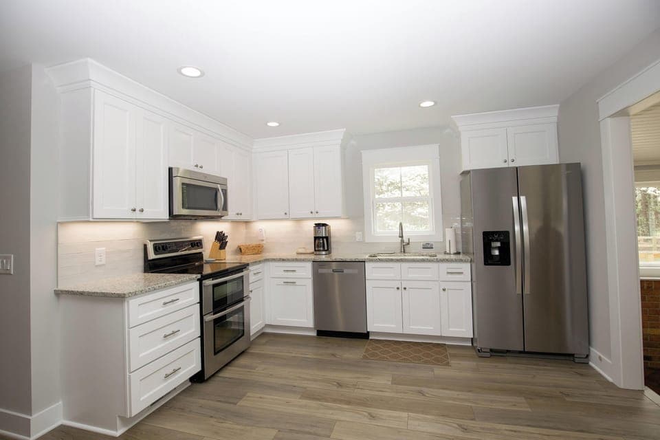 Fully equipped kitchen with double oven and modern finishes