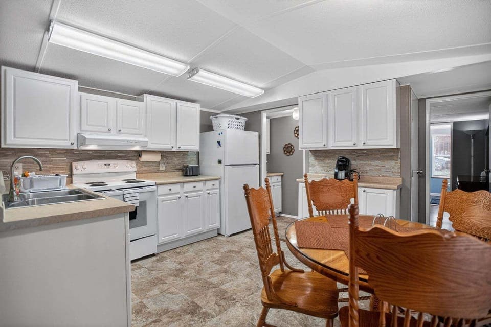 House, 2 Bedrooms | Private kitchen