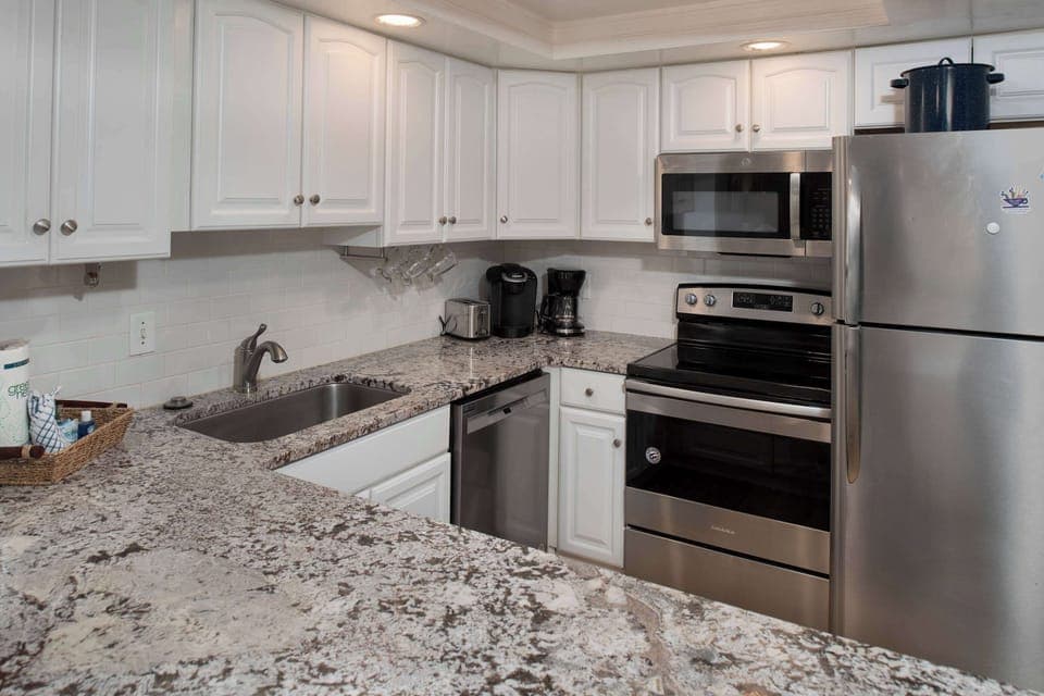 Fully equipped kitchen w/ Keurig & bar seating for 3