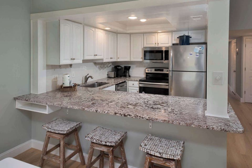 Fully equipped kitchen w/ Keurig & bar seating for 3