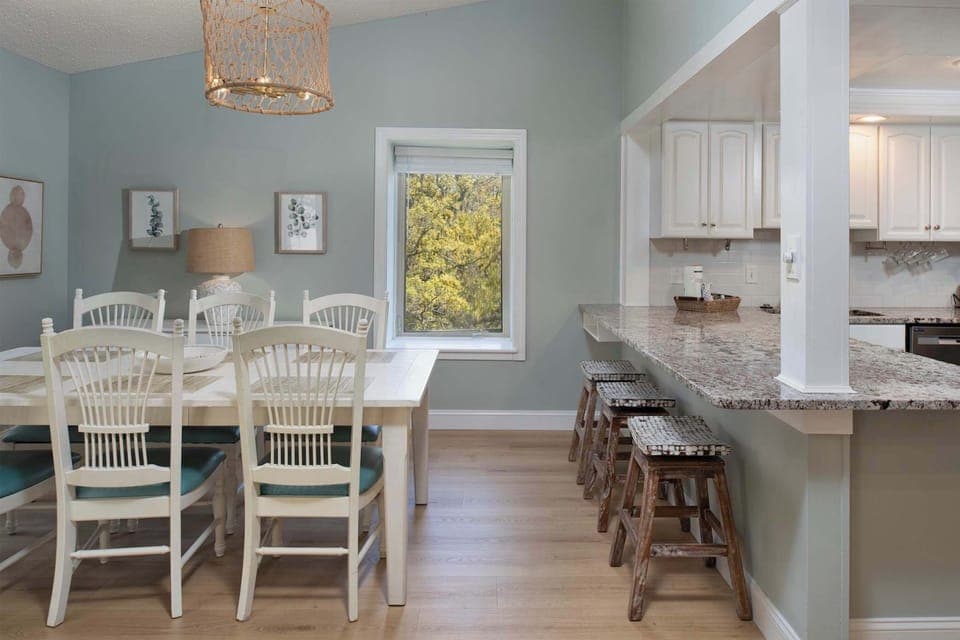 Dining area w/ seating for 6