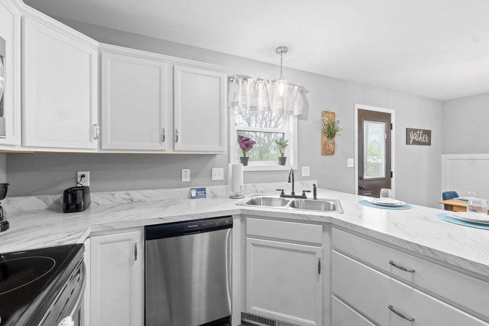 Large Fully Equipped Kitchen