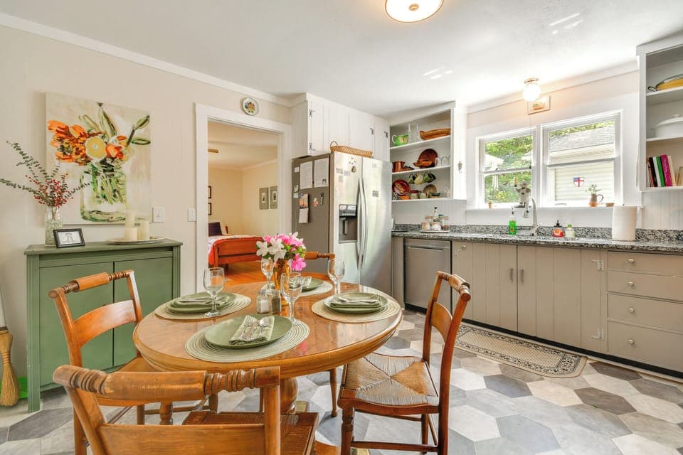 Kitchen & Dining Area