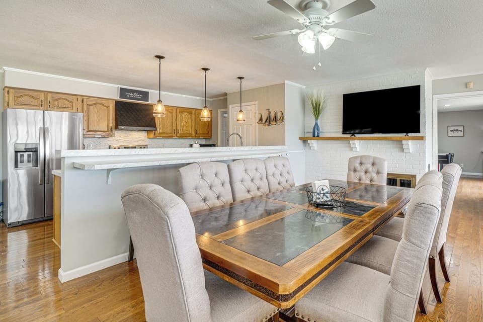 Dining Area | Dishes & Flatware Provided