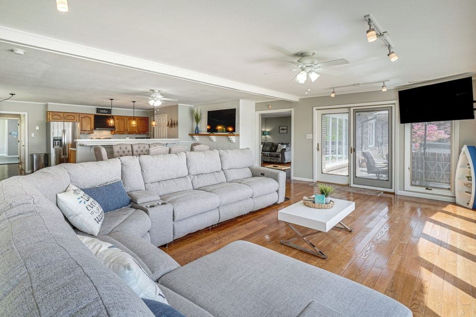 Living Room | Open Floor Plan | Free WiFi