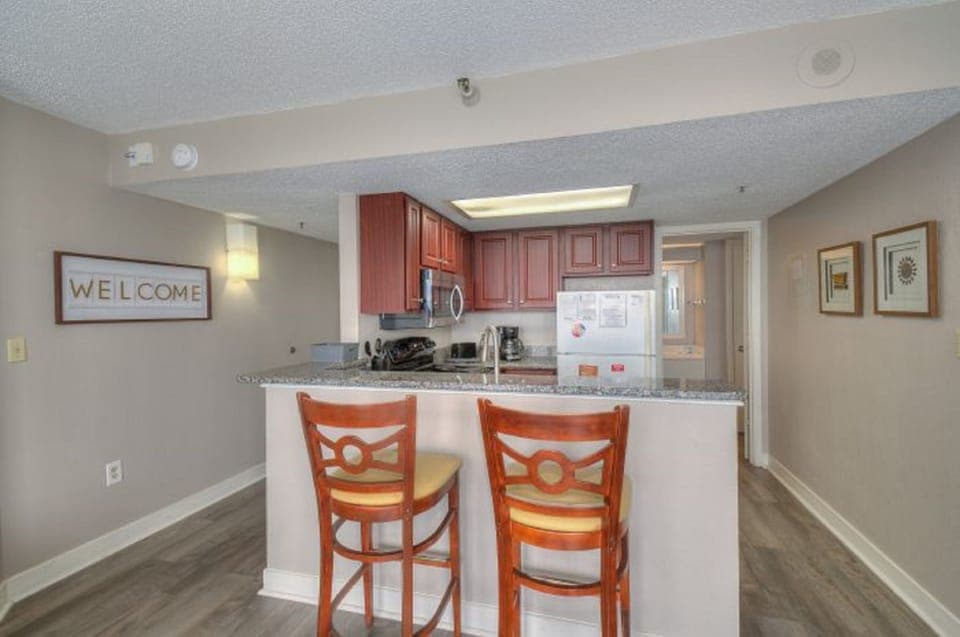 Deluxe Condo, 1 Bedroom, Balcony, Oceanfront (906) | Private kitchen | Fridge, microwave, oven, stovetop