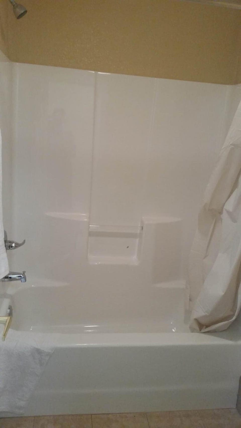 Combined shower/tub, rainfall showerhead, free toiletries, towels