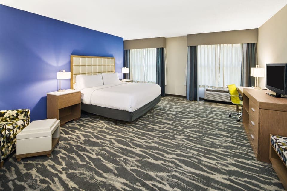 Standard Room, 1 King Bed, Accessible (Accessible Tub) | In-room safe, desk, iron/ironing board, cribs/infant beds