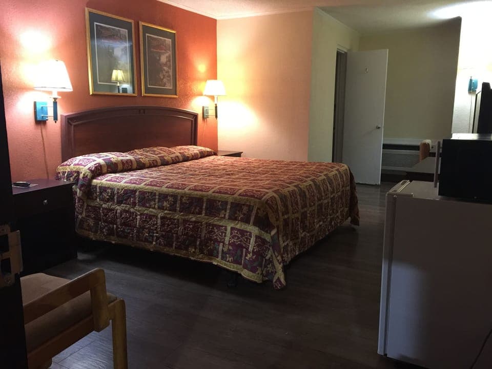 Room, 1 King Bed | Individually decorated, individually furnished, desk, laptop workspace