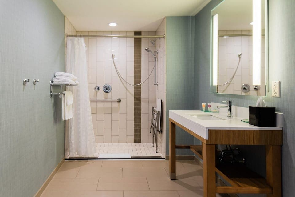 Room, 1 Bedroom | Bathroom | Combined shower/tub, designer toiletries, hair dryer, towels