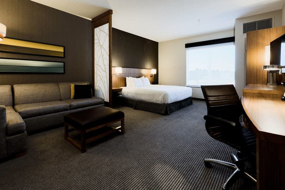Desk, blackout drapes, iron/ironing board, free WiFi