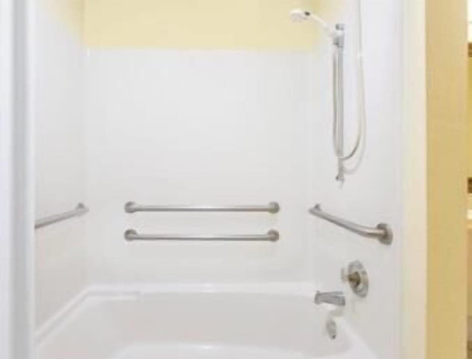 Room, 1 King Bed, Accessible, Non Smoking (Mobility Accessible) | Desk, iron/ironing board, free cribs/infant beds, rollaway beds