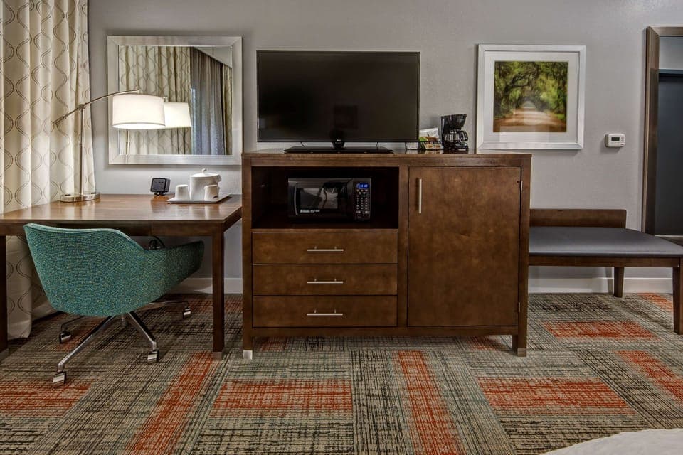 Premium bedding, in-room safe, desk, laptop workspace