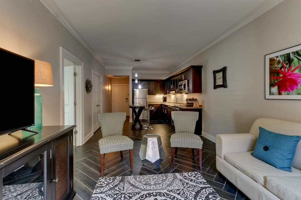 Regal mid-King Suite | Living area | Flat-screen TV