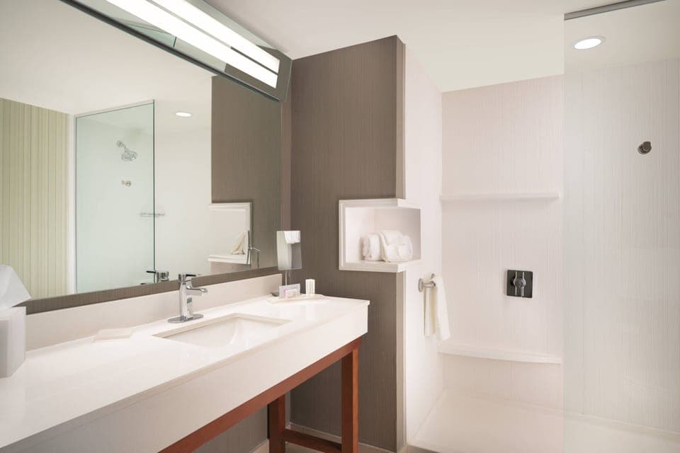 Suite, 1 Bedroom | Bathroom | Combined shower/tub, free toiletries, hair dryer, towels