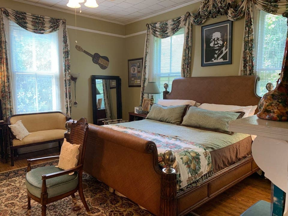 Standard Room, 1 King Bed, Non Smoking (The Memphis ) | Desk, iron/ironing board, free WiFi, bed sheets