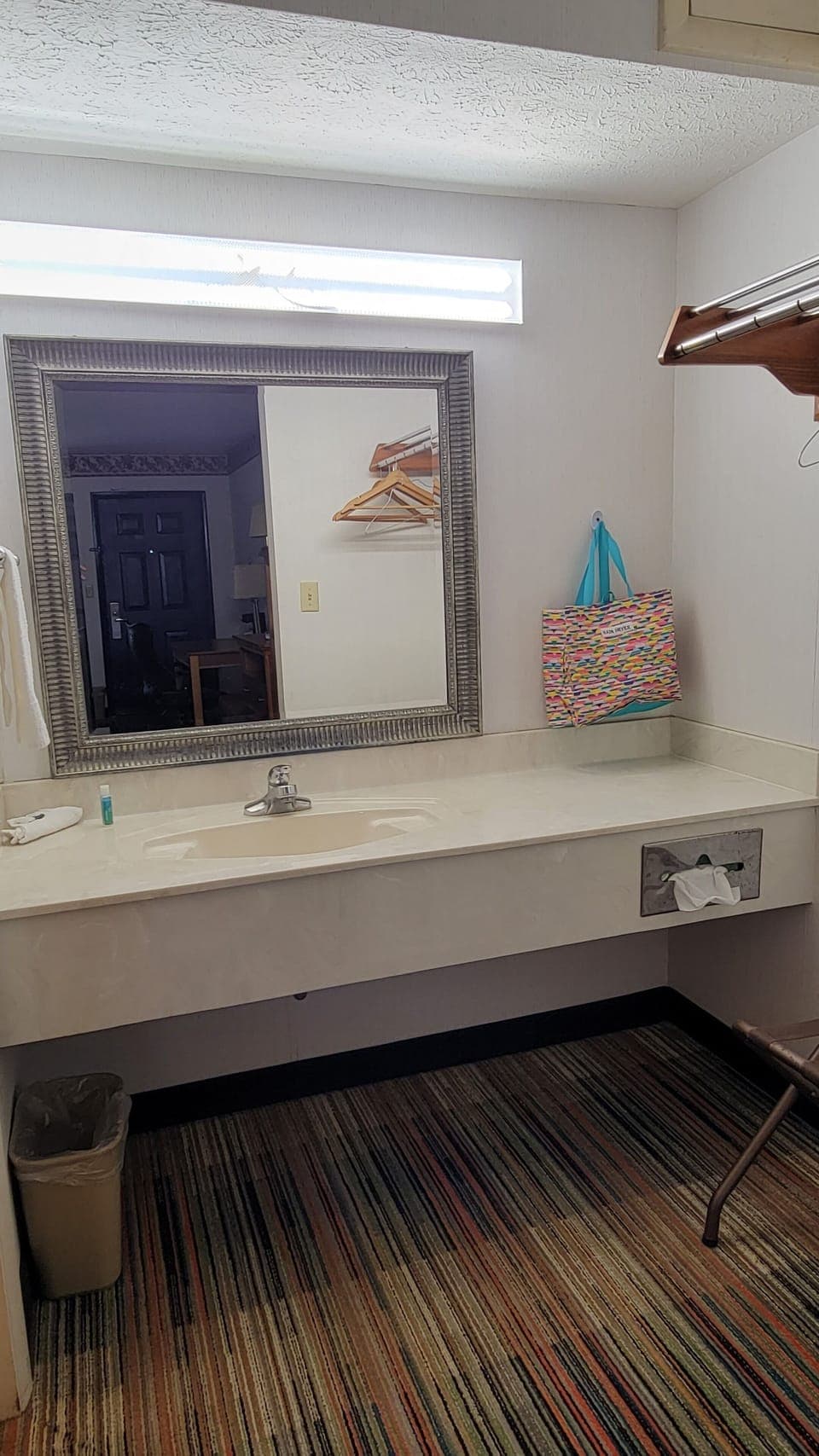 Combined shower/tub, free toiletries, towels