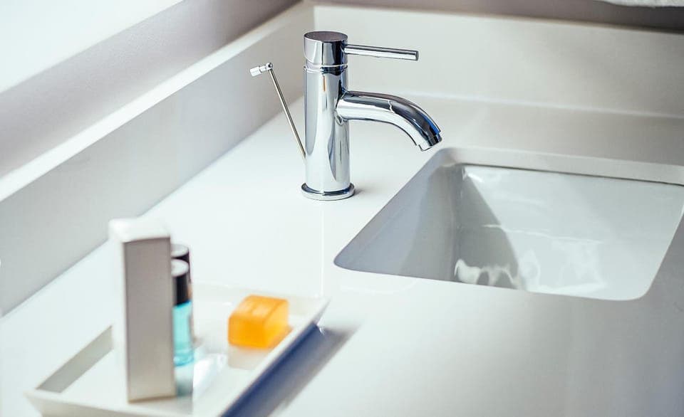 Shower, rainfall showerhead, free toiletries, towels