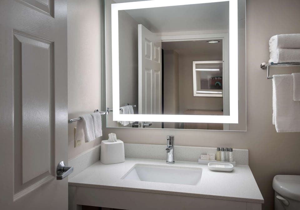 Combined shower/tub, designer toiletries, towels
