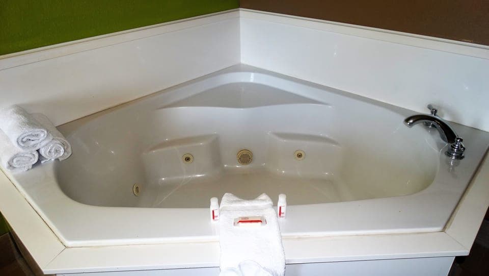 Room, 1 King Bed, Hot Tub, Non Smoking | Room amenity