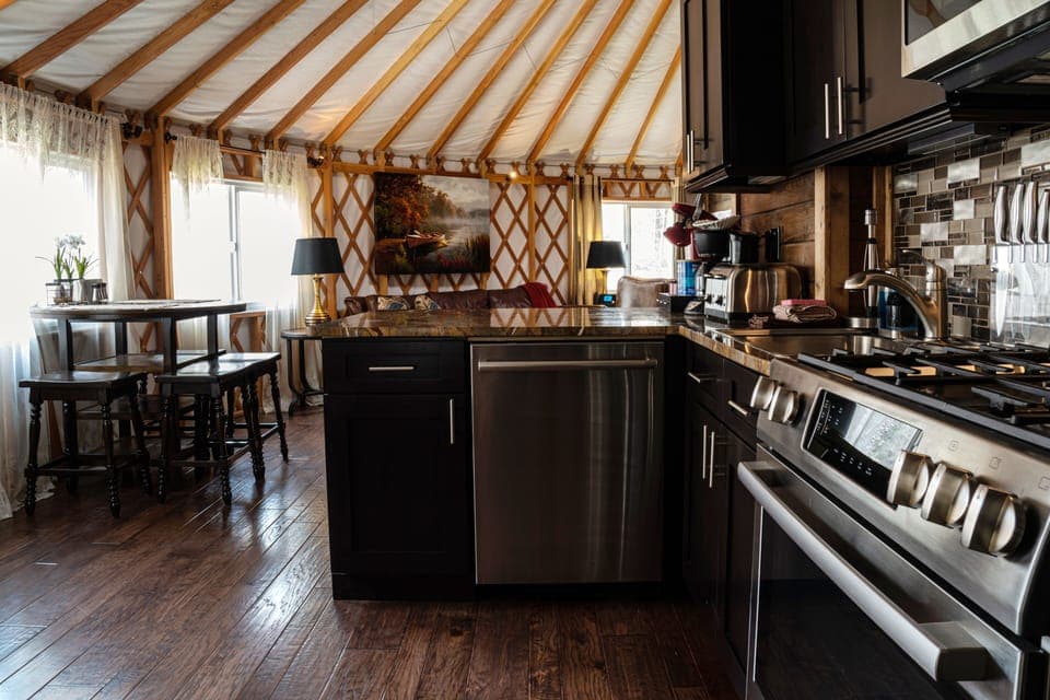 Full-size fridge, microwave, oven, stovetop