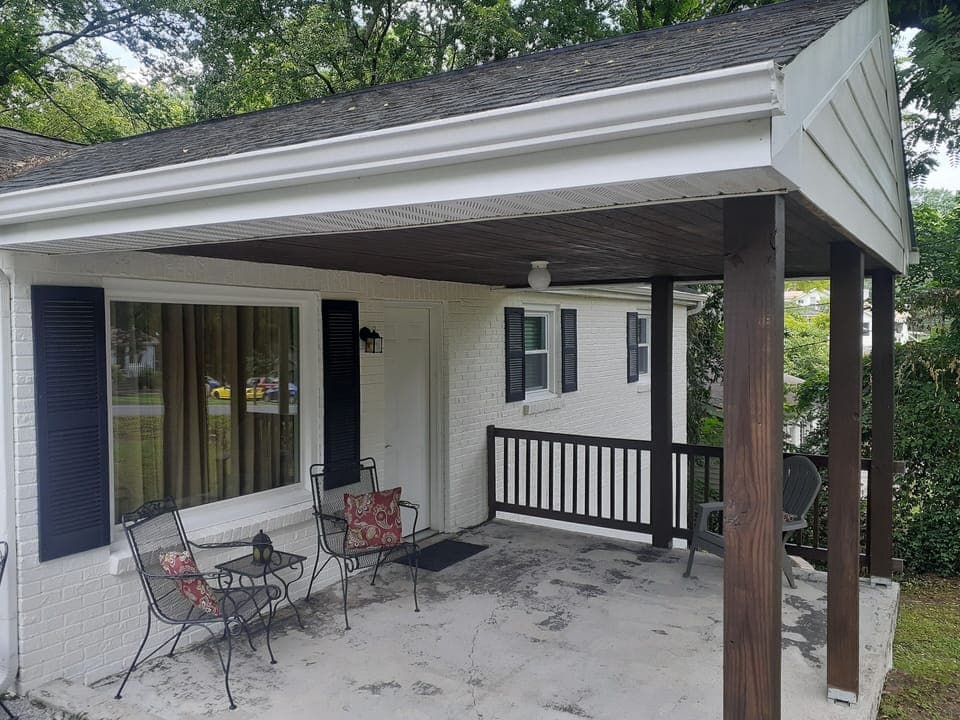 Great covered front porch for enjoying a nice beverage and hanging with friends.
