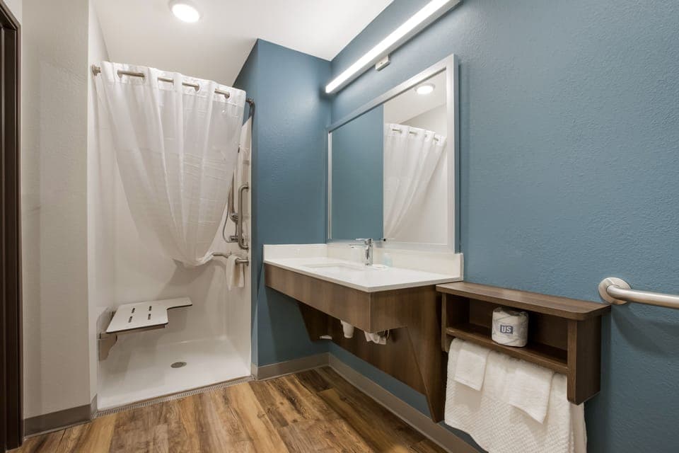 Combined shower/tub, hair dryer, towels