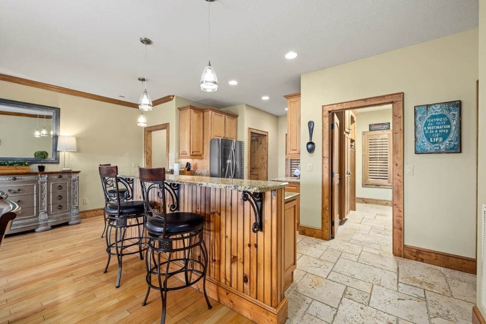 Bar and working area between kitchen and dining area