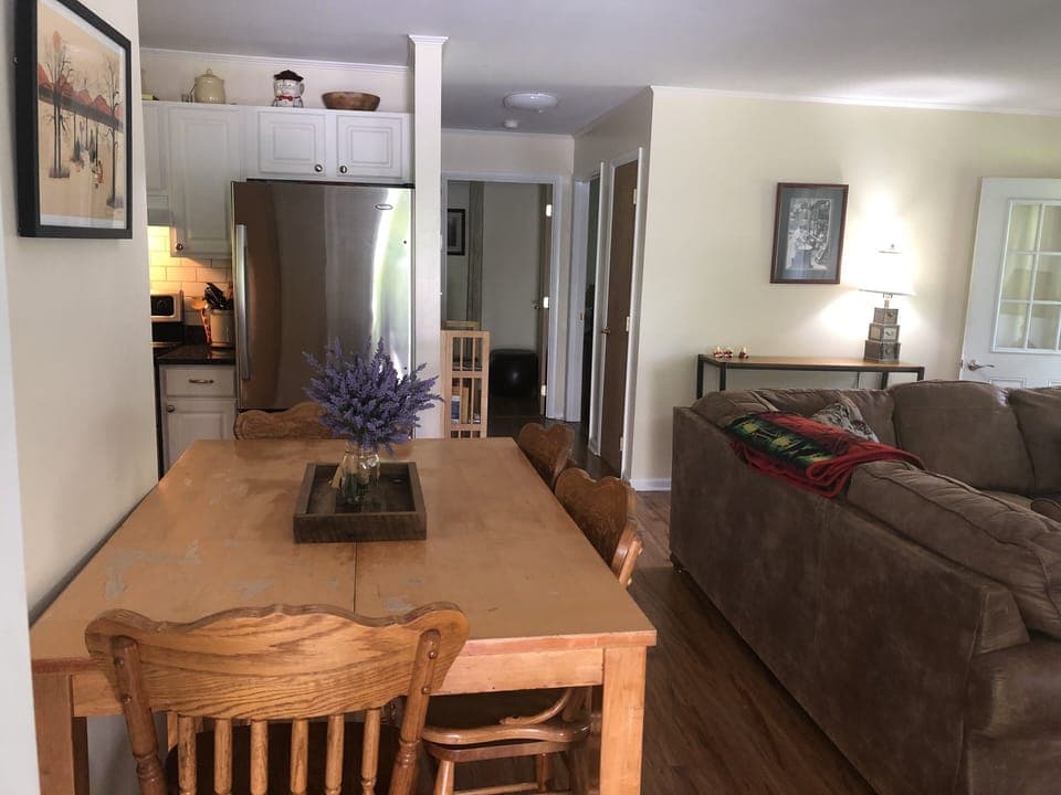 Dining Area seats 4