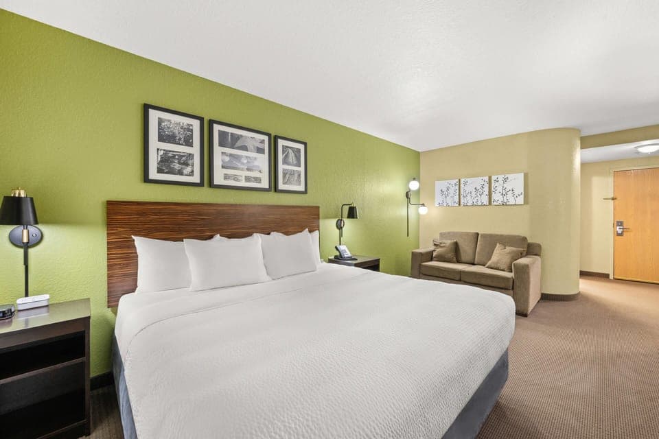 Standard Room, 1 King Bed | Desk, iron/ironing board, cribs/infant beds, free WiFi