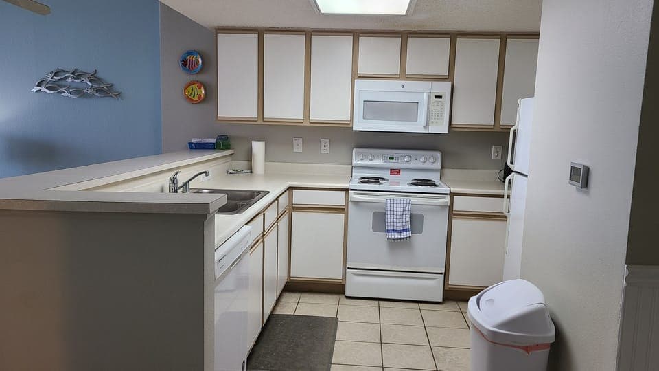 Full Kitchen: coffee maker, Toaster, Bender, Fridge, Dishwasher and Range/Oven